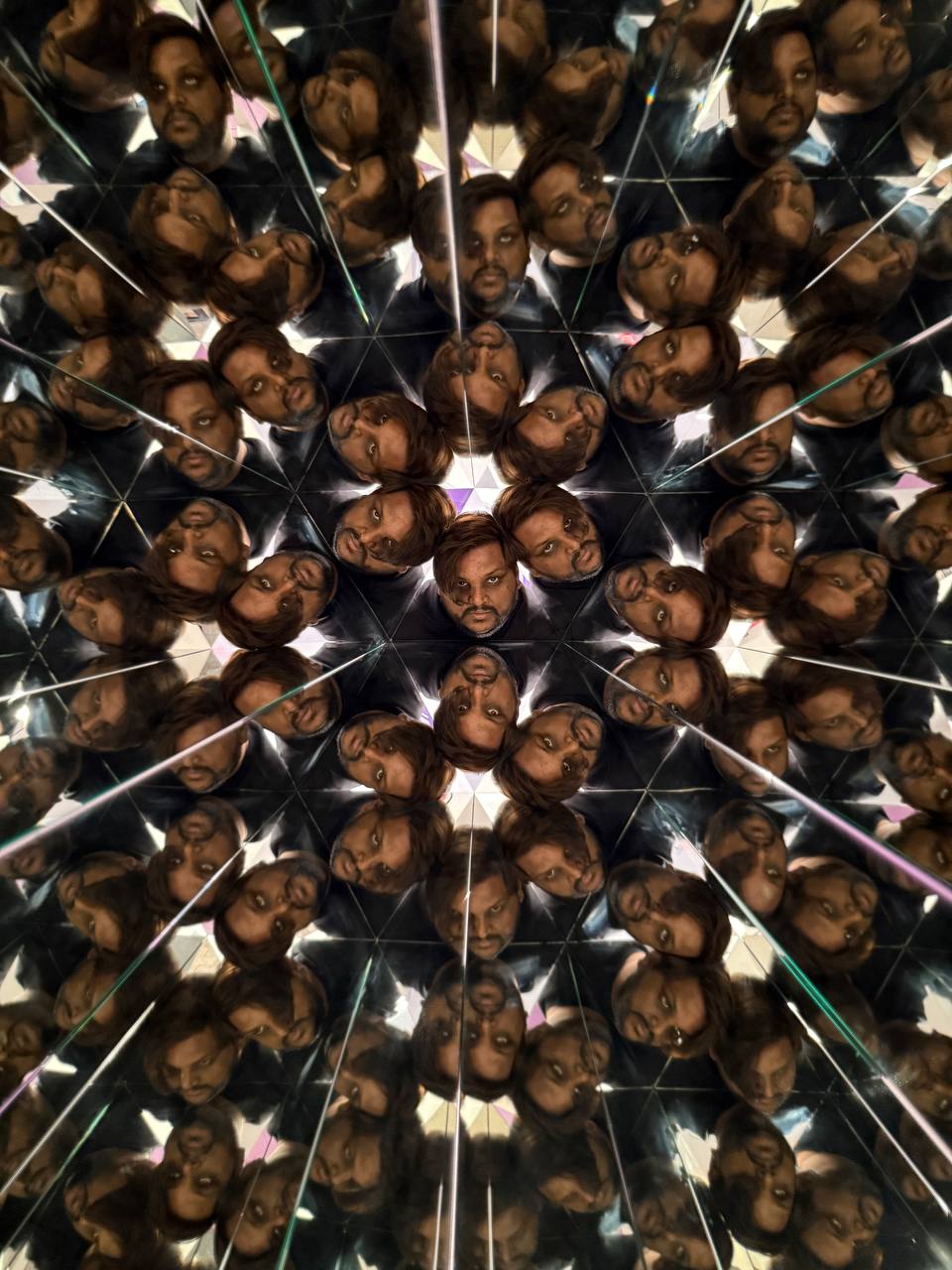 Kaleidoscope mirror room infinite face reflections